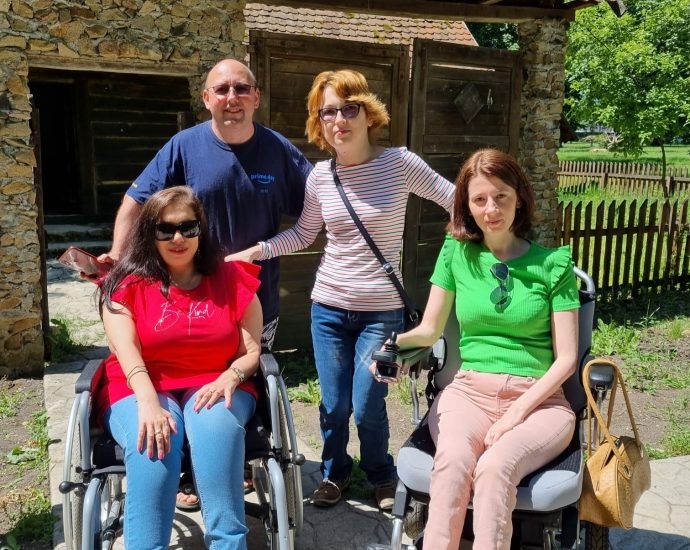 Un grup de persoane cu dizabilitati au vizitat muzeul