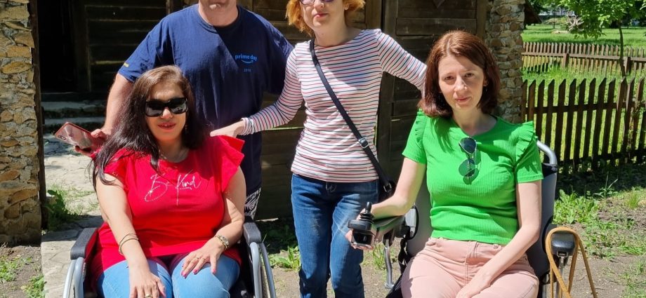 Un grup de persoane cu dizabilitati au vizitat muzeul